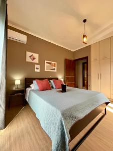 um quarto com uma cama grande e almofadas vermelhas em Apollon Paian , Luxury Nature Relax em Lefkada
