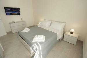 A bed or beds in a room at Santa Chiara Luxury House