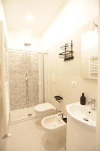 ナポリにあるSanta Chiara Luxury Houseの白いバスルーム(トイレ、シンク付)