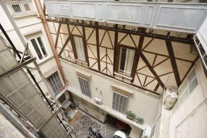 Cette chambre offre une vue sur le plafond d'un bâtiment doté d'un balcon. dans l'établissement Santa Chiara Luxury House, à Naples