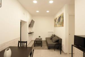 A television and/or entertainment centre at Santa Chiara Luxury House