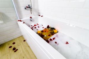 een bad bedekt met bloed met kaarsen erin bij Modern & Comfortable Apartament Cismigiu Park - POP3 in Boekarest