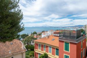- une vue sur l'océan depuis la ville dans l'établissement PRESTIGE Mont Boron -Terrace -Sea View -2BR, à Nice
