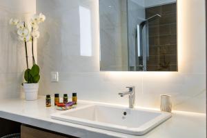 Koupelna v ubytování Ruby Luxury Suites