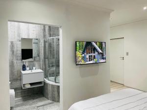 Televisyen dan/atau pusat hiburan di Stay In Carlazo - Unlimited WiFi, Solar backup +11 gambar