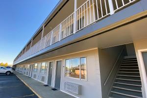 un edificio con scale sul lato di Lake Logan Inn a Logan