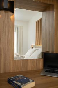 TV a/nebo společenská místnost v ubytování Ruby Luxury Suites