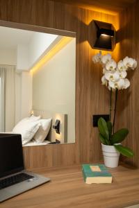 TV a/nebo společenská místnost v ubytování Ruby Luxury Suites