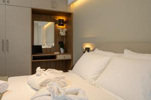 Postel nebo postele na pokoji v ubytování Ruby Luxury Suites