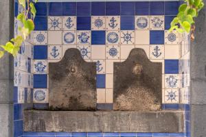 un mur carrelé bleu et blanc avec une dalle en ciment dans l'établissement Sunset Avenue for couple w/ jacuzzi spa hot water, à Paul do Mar