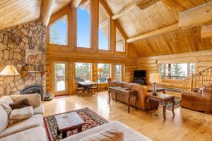 Elle comprend un salon doté de plafonds en bois et d'un mur en pierre. dans l'établissement Mountain Retreat, à Alma