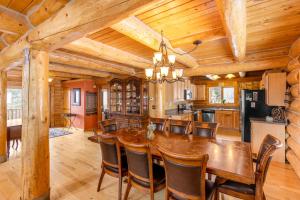 - une salle à manger et une cuisine avec une table et des chaises dans l'établissement Mountain Retreat, à Alma