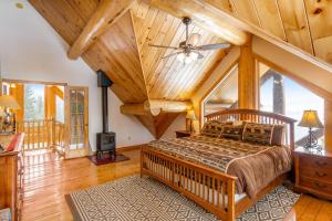 - une chambre avec un lit et un plafond en bois dans l'établissement Mountain Retreat, à Alma