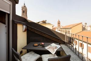 einen Balkon mit einem Tisch und Stühlen auf einem Gebäude in der Unterkunft Casa del Borgo - Esclusiva Suite centro Monza con vista Duomo in Monza