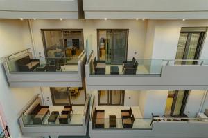 een uitzicht op een gebouw met stoelen en tafels bij Ruby Luxury Suites in Chania