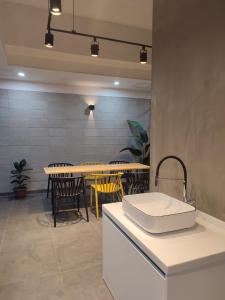 cocina con fregadero, mesa y sillas en Aha Stay en Gyeongju