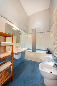 łazienka z toaletą, umywalką i wanną w obiekcie ROSA DEI VENTI w mieście Santa Margherita Ligure