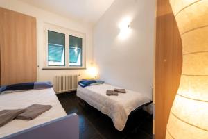 sypialnia z 2 łóżkami i oknem w obiekcie ROSA DEI VENTI w mieście Santa Margherita Ligure