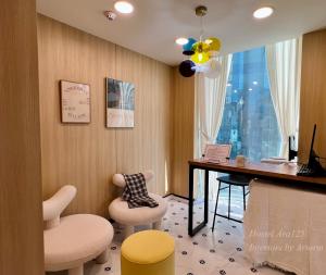 um quarto com uma secretária, cadeiras e uma janela em ARA125 em Seul