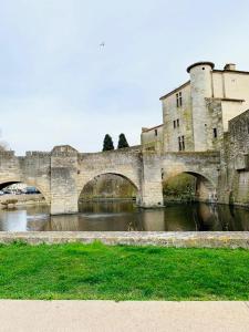 ル・グロー・デュ・ロワにあるHôtel l'Etoileの水上の古い石橋