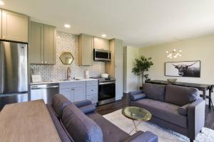 布兰森Sparkling Designer 3 bed Suite by Taneycomo的带沙发的客厅和厨房