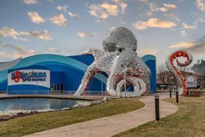 a sculpture of an octopus in front of a building at Sparkling Designer 3 bed Suite by Taneycomo in Branson