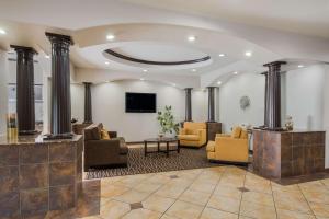 um átrio com sofás e cadeiras e uma televisão em SureStay Plus Hotel by Best Western Near SeaWorld San Antonio em San Antonio