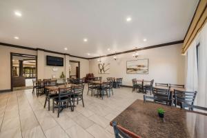 Restaurace v ubytování SureStay Plus Hotel by Best Western Near SeaWorld San Antonio