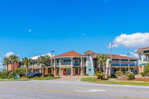 une rue vide devant un grand bâtiment dans l'établissement Pretty in Perdido Key, à Perdido Key