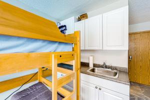 Whitefoot Lodge 314 في منتجع التزلج الأبيض الكبير: سرير بطابقين في مطبخ مع حوض