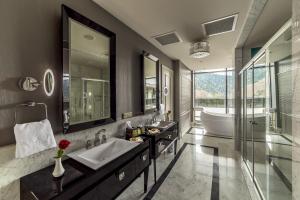un bagno con vasca, lavandino e vasca da bagno di Borjomi Likani Health & Spa Centre a Borjomi