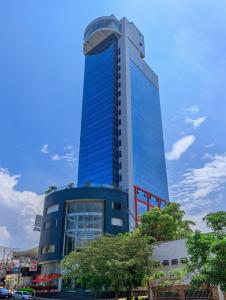 un edificio alto azul con muchas ventanas en Hotel Roseliere Bucaramanga, en Bucaramanga