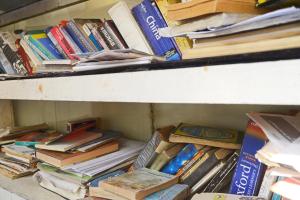 una estantería llena de libros en Serene Guest House en Gilgit