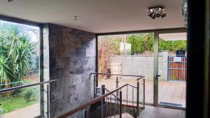 Habitación con puertas correderas de cristal y escalera. en Pensión Aussie II, en San Sebastián