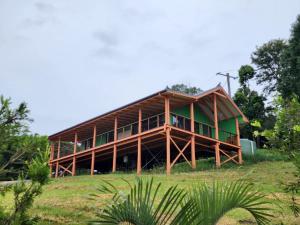 une maison au sommet d'une colline herbeuse dans l'établissement Maleny Tropical Retreat, à Maleny