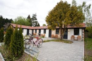 ein Fahrrad, das vor einem Haus geparkt ist in der Unterkunft The Bearded Goat Den - A rural retreat at this modern holiday cottage in Saint Leonards