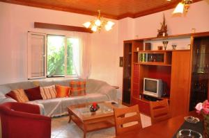 sala de estar con sofá y TV en Verani Residence **New Listing Discount 20%** Balcony*Parking* en Sívros
