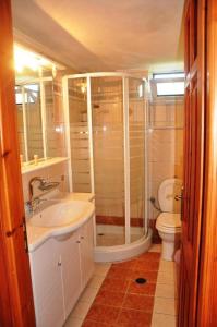 een badkamer met een douche, een wastafel en een toilet bij Verani Residence **New Listing Discount 20%** Balcony*Parking* in Sívros