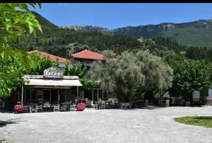 un restaurant avec des tables et des chaises en face d'une montagne dans l'établissement Verani Residence **New Listing Discount 20%** Balcony*Parking*, à Sívros