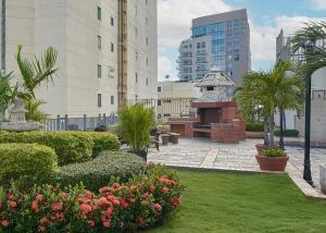 een binnenplaats met een tuin met struiken en bloemen bij Gateway For You And Your Loves Ones I Sleeps 6 in Santo Domingo