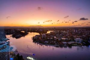 una vista aérea de una ciudad al atardecer en Circle on Cavill - Self Contained, Privately Managed Apartments en Gold Coast