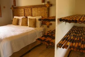 費爾南多迪諾羅尼亞的住宿－Casa do Imperador，一间卧室配有一张床和一张长凳