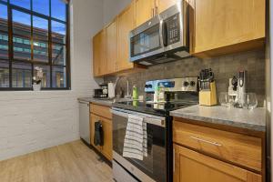 A cozinha ou kitchenette de Industrial Loft Apartments in the Beautiful Superior Building Minutes from FirstEnergy Stadium 220