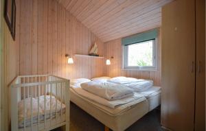 ロモ・キルケビーにあるStunning Home In Rm With 4 Bedrooms, Sauna And Wifiの小さなベッドルーム(ベッド1台、窓付)