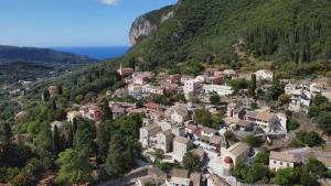 - une vue aérienne sur un village dans une montagne dans l'établissement Kidoni cottage, à Doukádes
