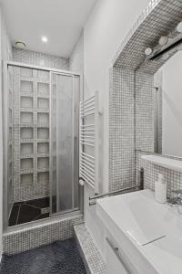 W łazience znajduje się szklana kabina prysznicowa i umywalka. w obiekcie Apartment für 10 Gäste, 2 Bäder, 2 Loggia's, Leipzig Zentrum Ost w Lipsku