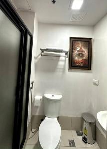 een witte badkamer met een toilet en een wastafel bij Sevilla's Place in Tagaytay