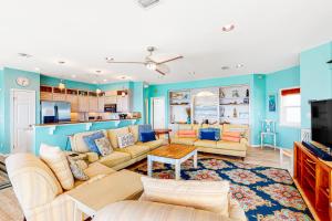 a living room with blue walls and couches at Peace of Paradise in Navarre