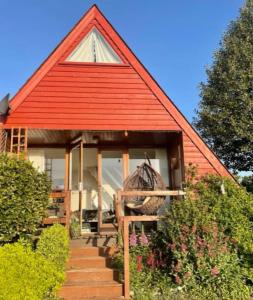 una pequeña casa con techo rojo y escalera en Chalet 95, Kingsdown Park en Deal