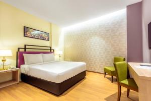 Postel nebo postele na pokoji v ubytování MPalace Hotel KL